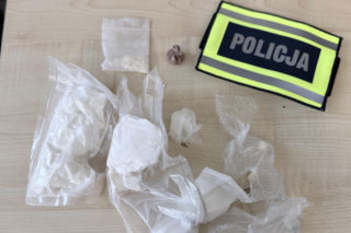 Policjanci z Torunia zabezpieczyli kilogramy narkotyków. 22-letnia kobieta i dwóch 41-latków w kajdankach