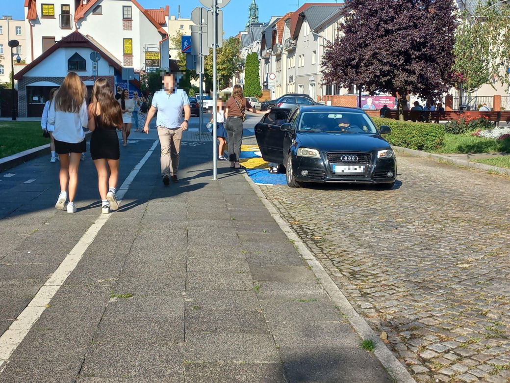 ​Ktoś przemalował strefę „Pocałuj i Jedź” przy Szkole Podstawowej nr 10 w Lesznie. Bo kojarzyła się z barwami Ukrainy