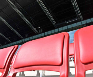 Montaż krzesełek na stadionie w Szczecinie