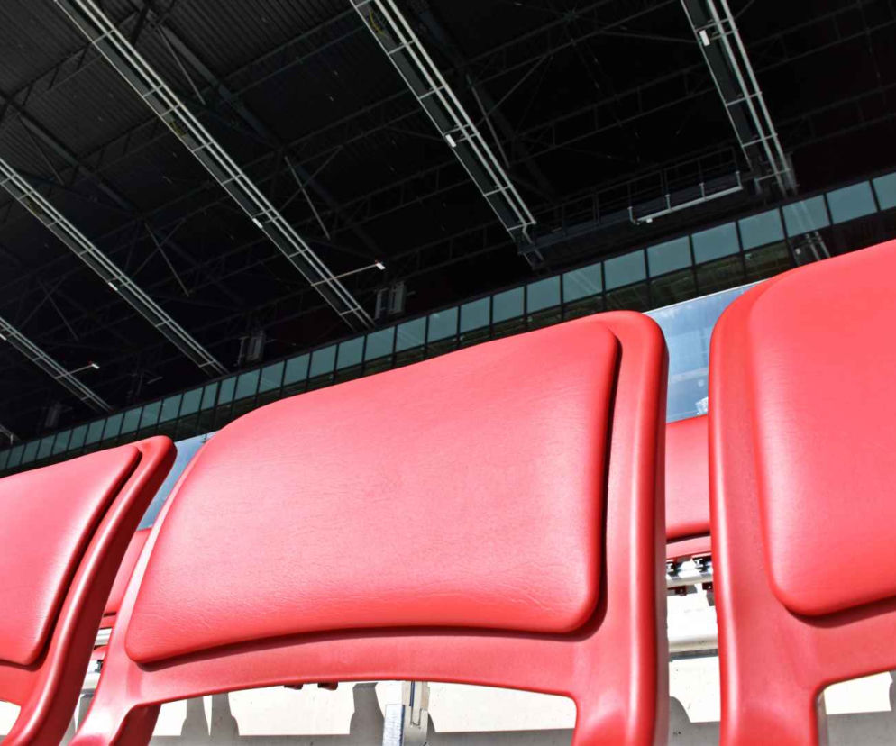 Montaż krzesełek na stadionie w Szczecinie