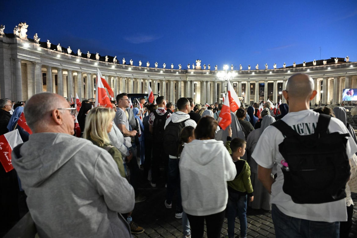 Zło dobrem zwyciężaj. Setki osób czuwały w Watykanie w rocznicę wyboru Jana Pawła II