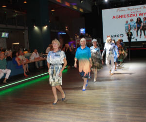 Seniorzy w kreacjach od radnej