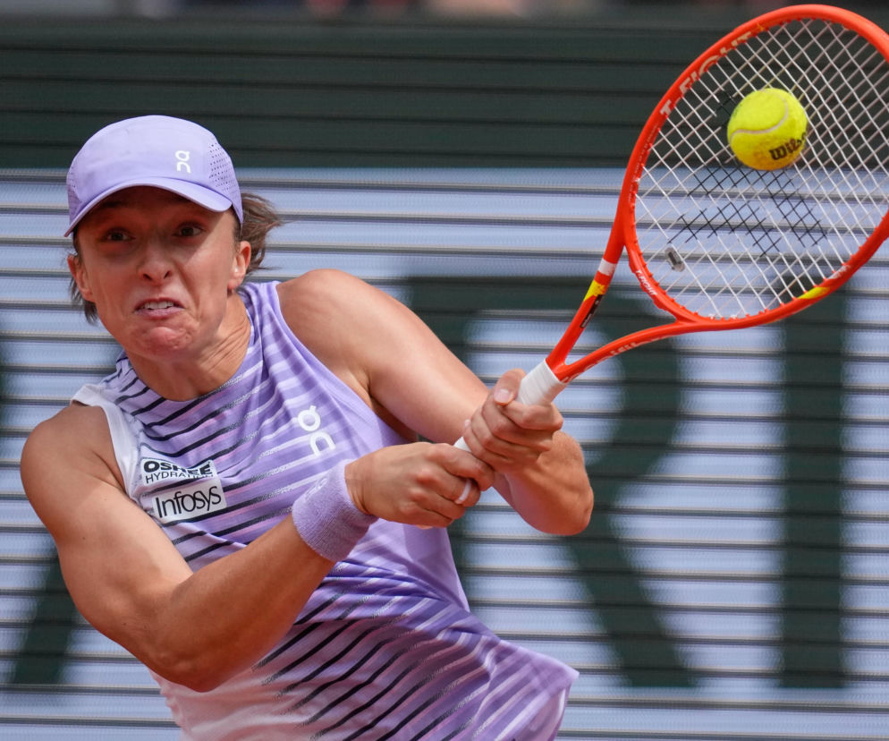 Iga Świątek uderza oburącz piłkę tenisową rakietą. O 3. rundzie WTA Toronto przeczytasz na SE Supersport.