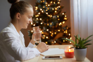 Lekarz zdradza tani sposób na zimowe podjadanie. Efekt pojawia się już po kwadransie