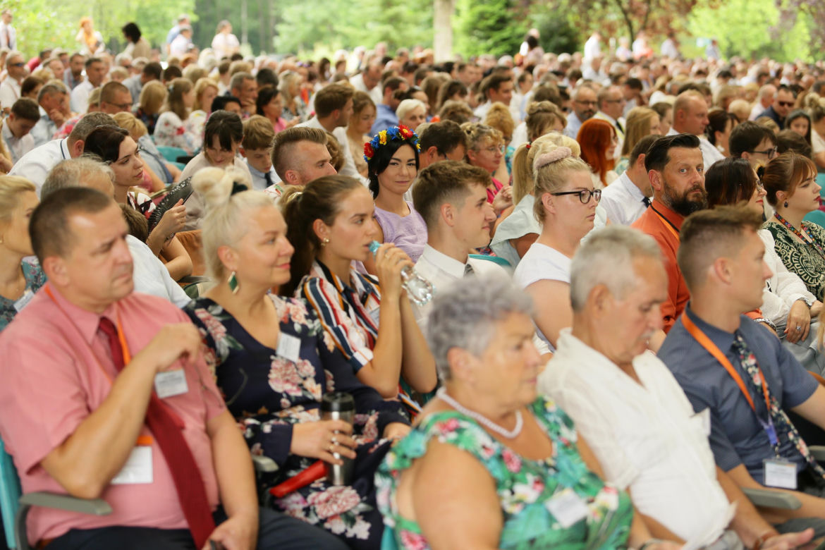 Kongres Świadków Jehowy 2024. W niedzielnych wydarzeniach wzięły udział tłumy
