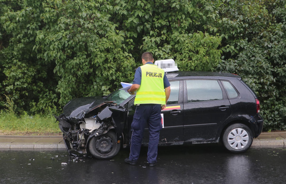Czołowe zderzenie na zjeździe z mostu Poniatowskiego