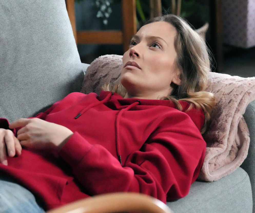 Renata z Barw szczęścia leży na kanapie z nieobecnym wzrokiem. O jej walce z nałogiem przeczytasz na SE Superseriale.