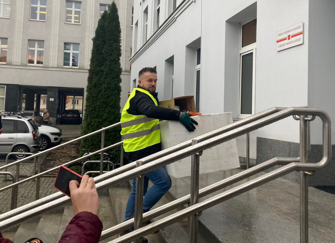 Radny próbował zamurować wejście do Urzędu Miasta Łodzi