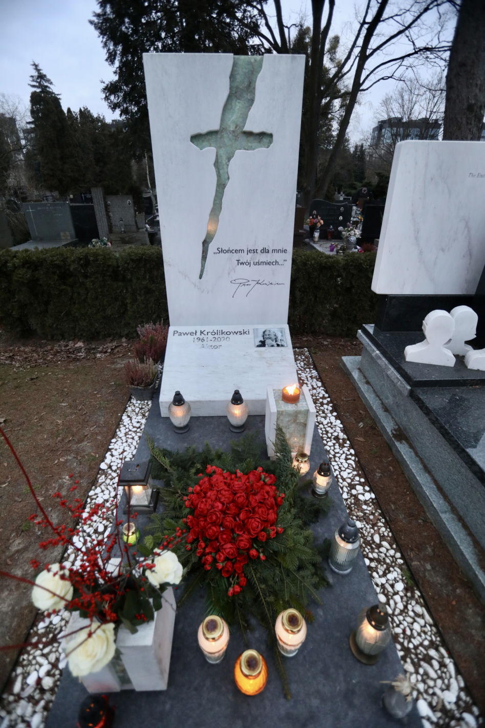 Tak wygląda grób Pawła Królikowskiego w 3. rocznicę śmierci aktora
