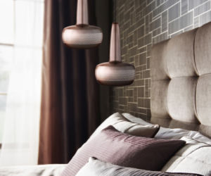Nowoczesna lampa sufitowa jako oświetlenie łóżka