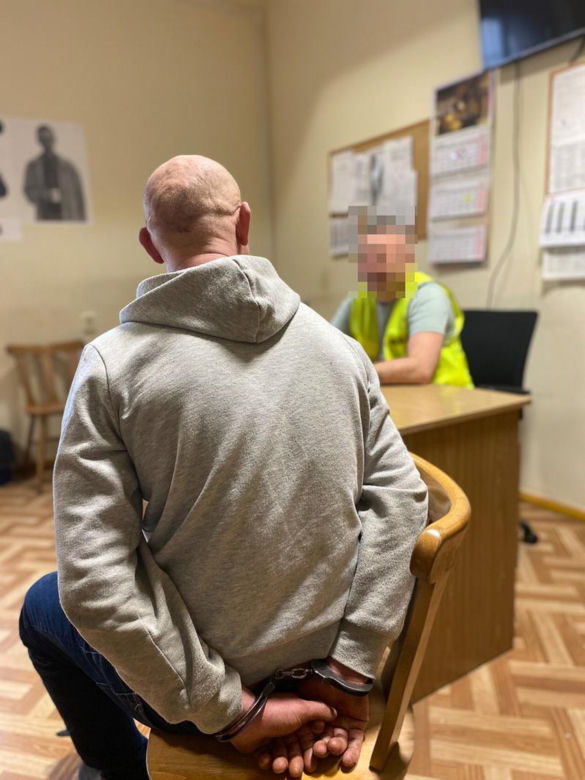Gdy okradał bar, spadły mu spodnie. Wszystko się nagrało!