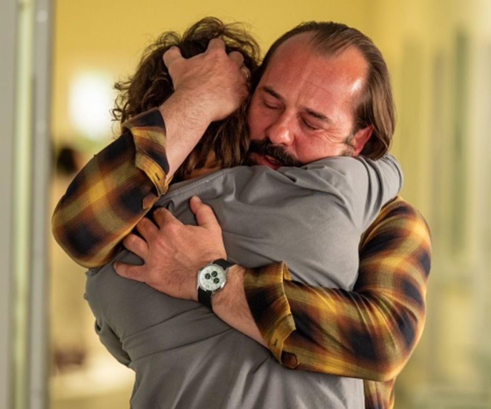 Borys (Jakub Wieczorek) z serialu Barwy szczęścia obejmuje Romea (Jacek Tyszkiewicz), obaj mężczyźni są blisko, Grzelak ma zamknięte oczy i widać na jego twarzy emocje, zaś z tyłu głowy Romea widać jedynie włosy. Ten emocjonalny moment możesz zobaczyć na Super Seriale.