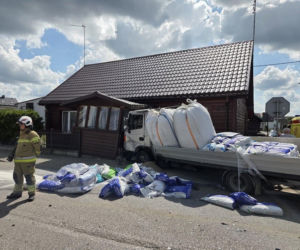 Zderzenie ciężarówki i osobówki. Pojazd staranował ganek domu