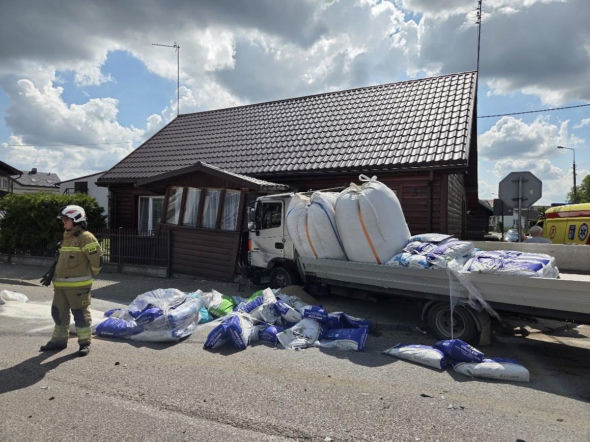 Zderzenie ciężarówki i osobówki. Pojazd staranował ganek domu