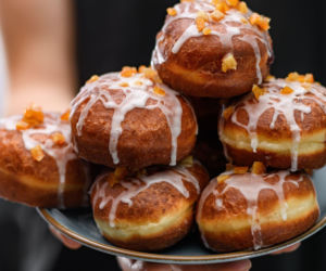 Zostały pączki na jutro? Tak je przechowuj i odśwież – wrócą do formy w 3 krokach