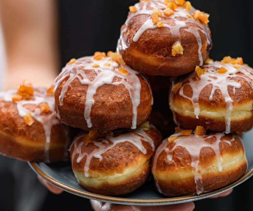 Jest wysokokaloryczny i małowartościowy, ale w Tłusty Czwartek każdy musi go zjeść