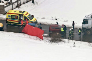 Koszmarny wypadek pod Warszawą. Senior w Seicento wjechał pod ciężarówkę, nie żyje