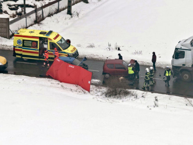 Koszmarny wypadek pod Warszawą. Senior w Seicento wjechał pod ciężarówkę, nie żyje