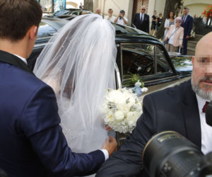 WJAZD LIMUZYNĄ I WEJŚCIE DO KOŚCIOŁA.