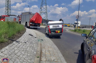 Tychy: Koszmarny wypadek na rondzie. Auto kobiety dachowało przez pijanego kierowcę!