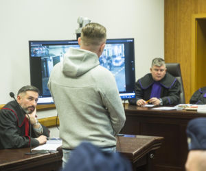 Co widać na nagraniu ataku nożem na Nowym Świecie? Sąd odtworzył szokujący materiał