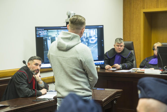 Co widać na nagraniu ataku nożem na Nowym Świecie? Sąd odtworzył szokujący materiał