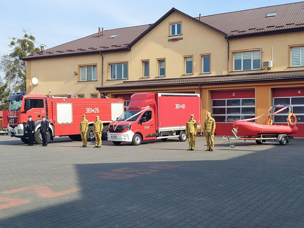 Przekazanie sprzętu strażakom