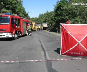 Tragiczny wypadek w Tychach. Ciężarówka z węglem przewróciła się na samochód osobowy. Jedna osoba nie żyje [ZDJĘCIA]