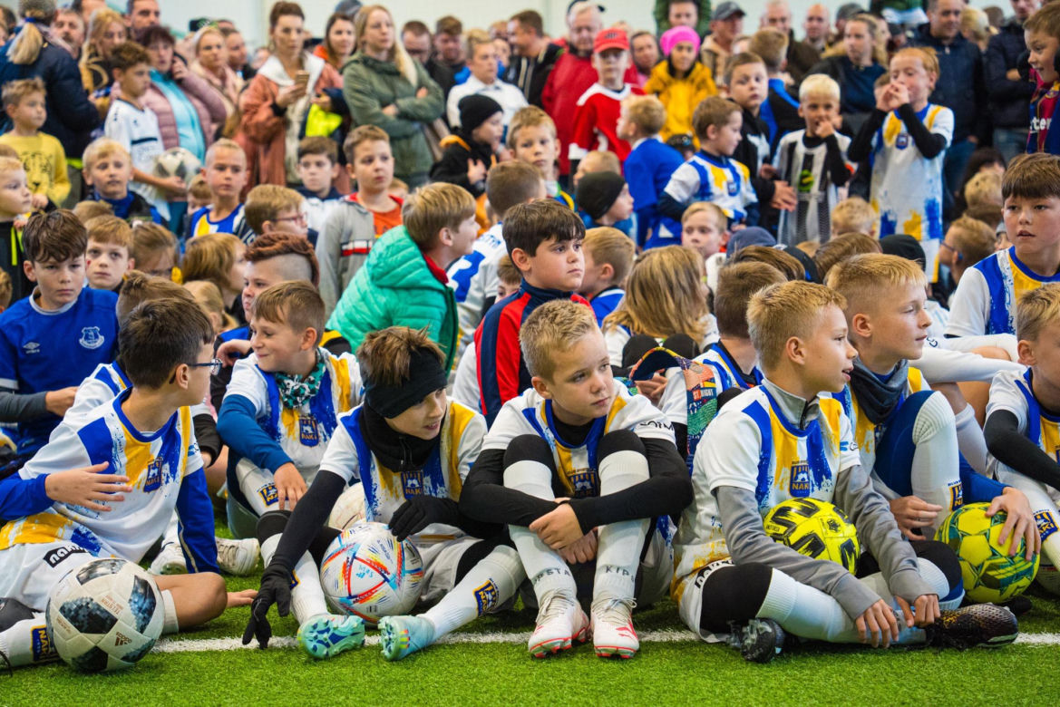 W Olsztynie otwarto profesjonalne boisko sportowe. Będą korzystali z niego młodzi piłkarze
