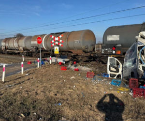 Błąd na przejeździe mógł skończyć się katastrofą. Auto staranowane przez pociąg