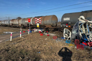 Błąd na przejeździe mógł skończyć się katastrofą. Auto staranowane przez pociąg