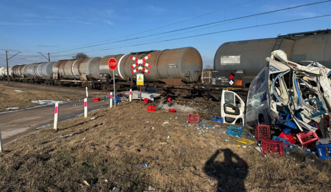 Błąd na przejeździe mógł skończyć się katastrofą. Auto staranowane przez pociąg
