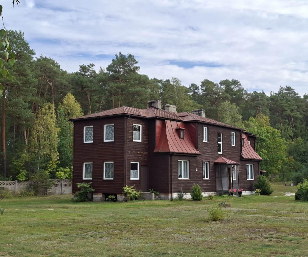 Zabytkowa willa w Czarnieckiej Górze na tle lasu. O dawnej świetności wsi kurortu przeczytasz na Eska Kielce.