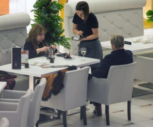 Daniel Olbrychski z żoną na Sushi, ona je on pije