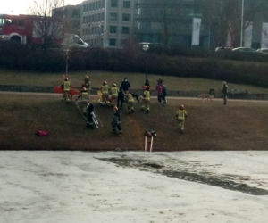 Gwiaździsta, pod kobietą załamał się lód. Biegła ratować psa