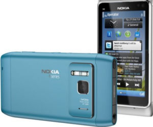 Nokia N8 w kolorze srebrnym i niebieskim (błękitnym)