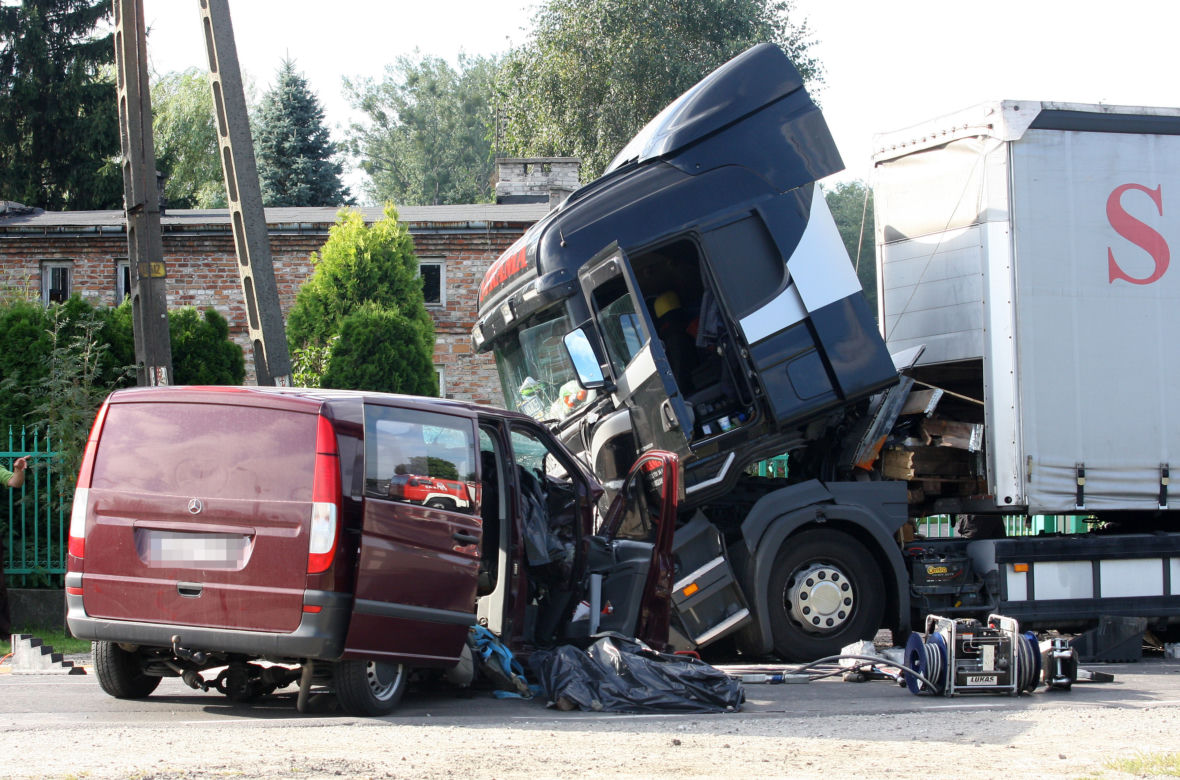 Konstancin Jeziorna: Tragiczny wypadek. Mercedes zderzył się z tirem