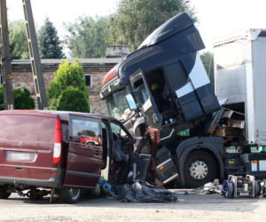 Konstancin Jeziorna: Tragiczny wypadek. Mercedes zderzył się z tirem