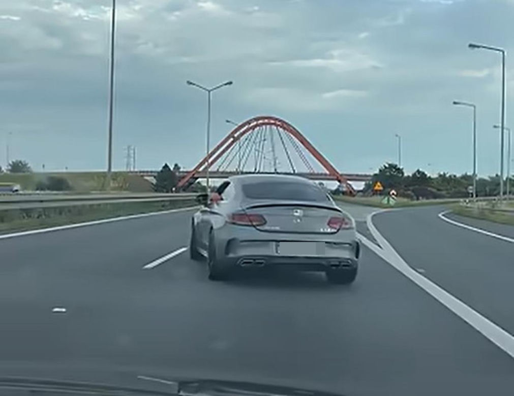 Kierowca mercedesa terroryzuje innych kierowców na autostradzie A4