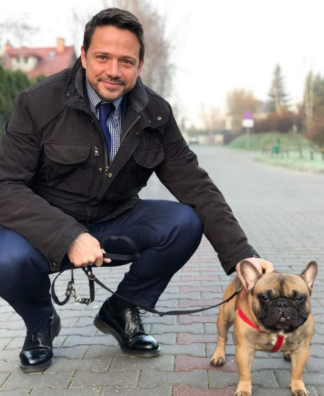 Bąbel na spacerze z Rafałem Trzaskowksim