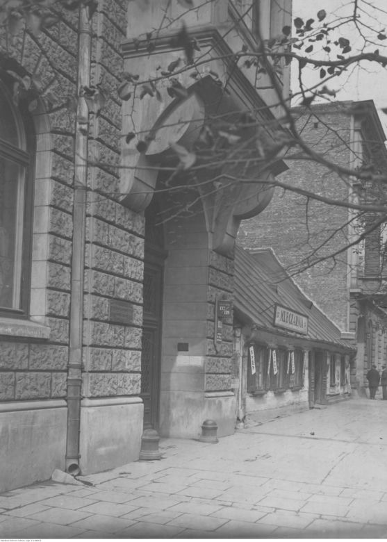 Fragment kamienicy nr 137/139, obok budynek mleczarni, lata: 1920-1928