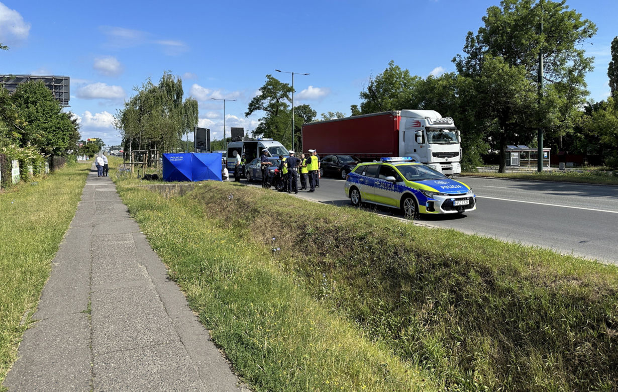 Śmiertelny wypadek na Białołęce. Wyleciał z pojazdu i uderzył w znak drogowy. Motocyklista zginął na miejscu