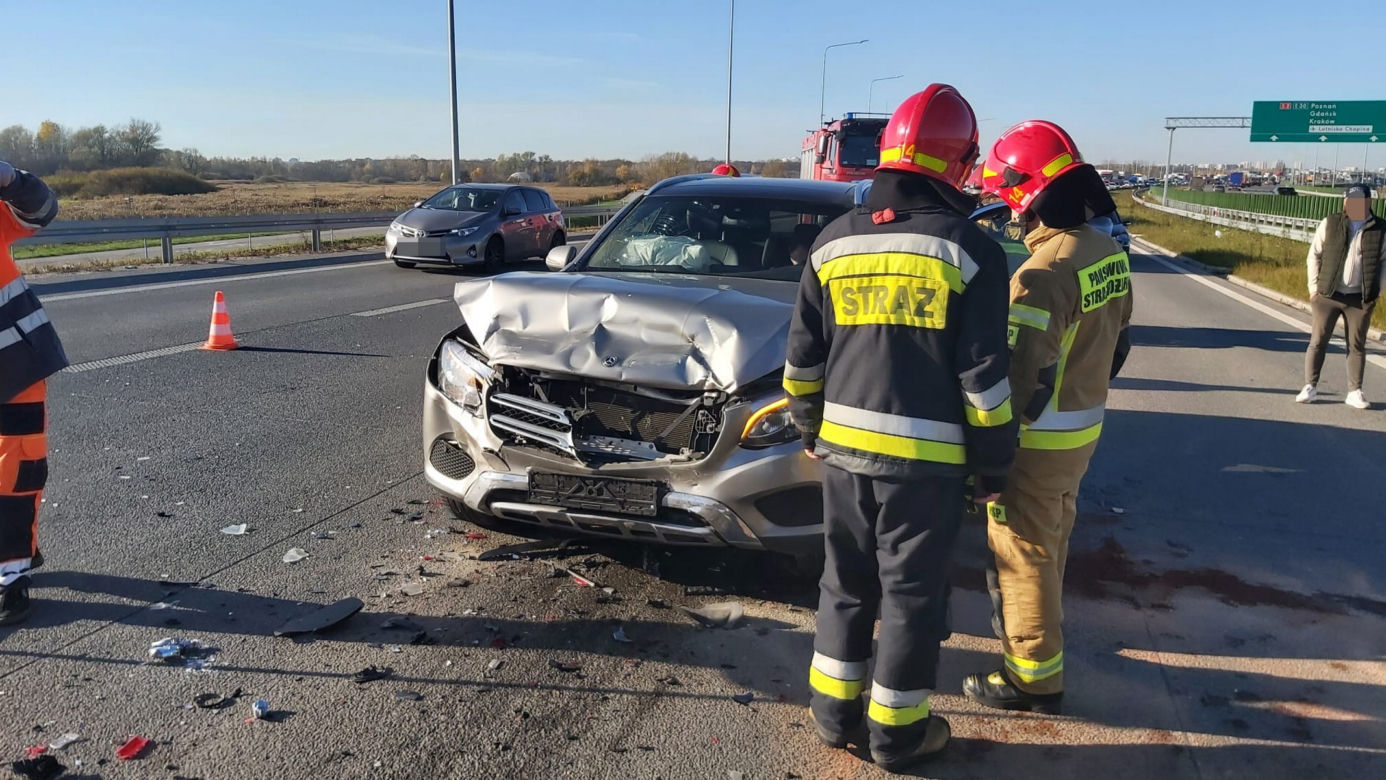 Wypadek na S2 w Warszawie. Trzy rozbite auta i ranne dziecko