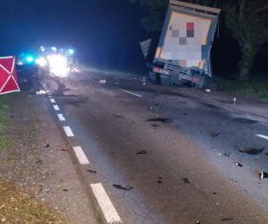 Ujazdówek. Przerażające ZDJĘCIA z wypadku na DK nr 60! Nie żyje kierowca citroena, który uderzył w volvo