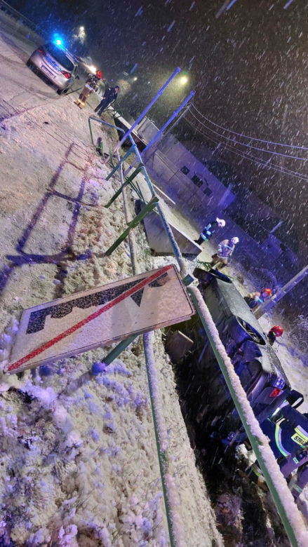 Przyszowice: Auto wyleciało z drogi. Dwie osoby trafiły do szpitala