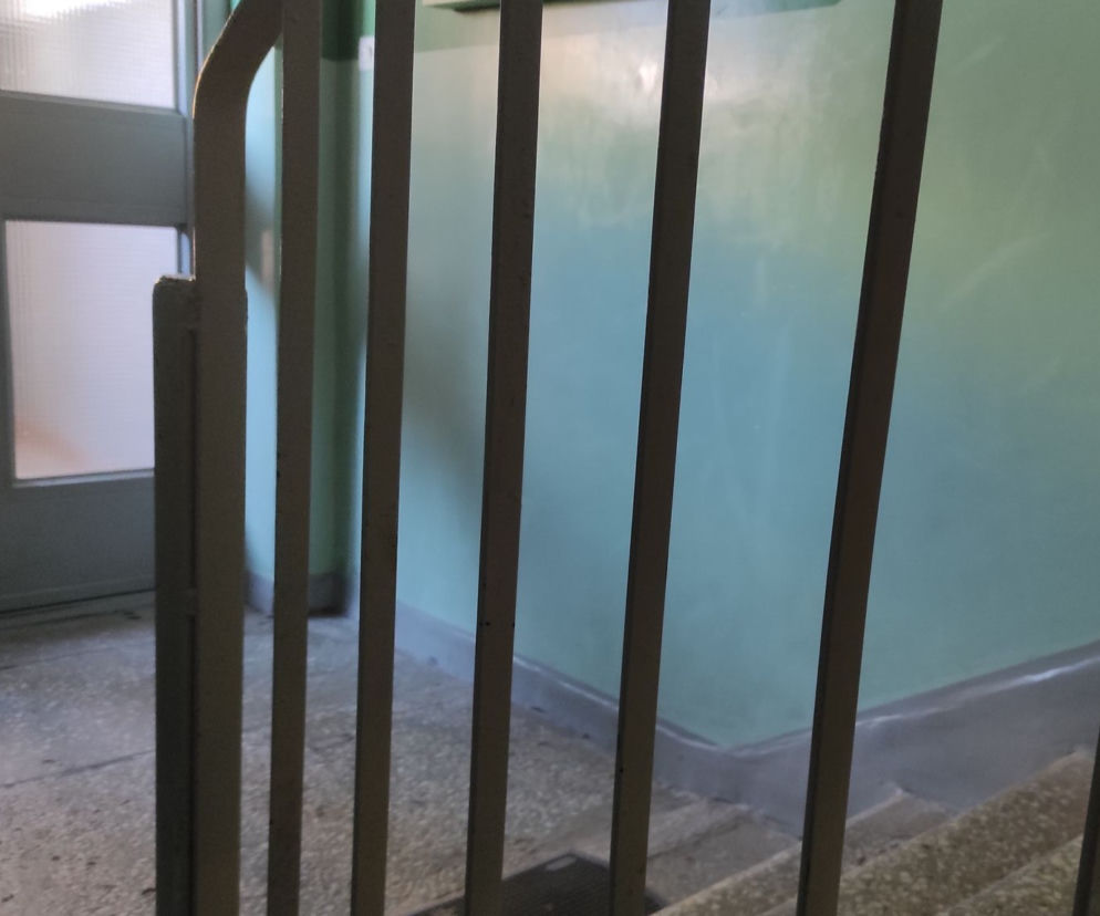 Białystok: Młoda kobieta siedziała w kącie na klatce schodowej. Pomoc przyszła niespodziewanie