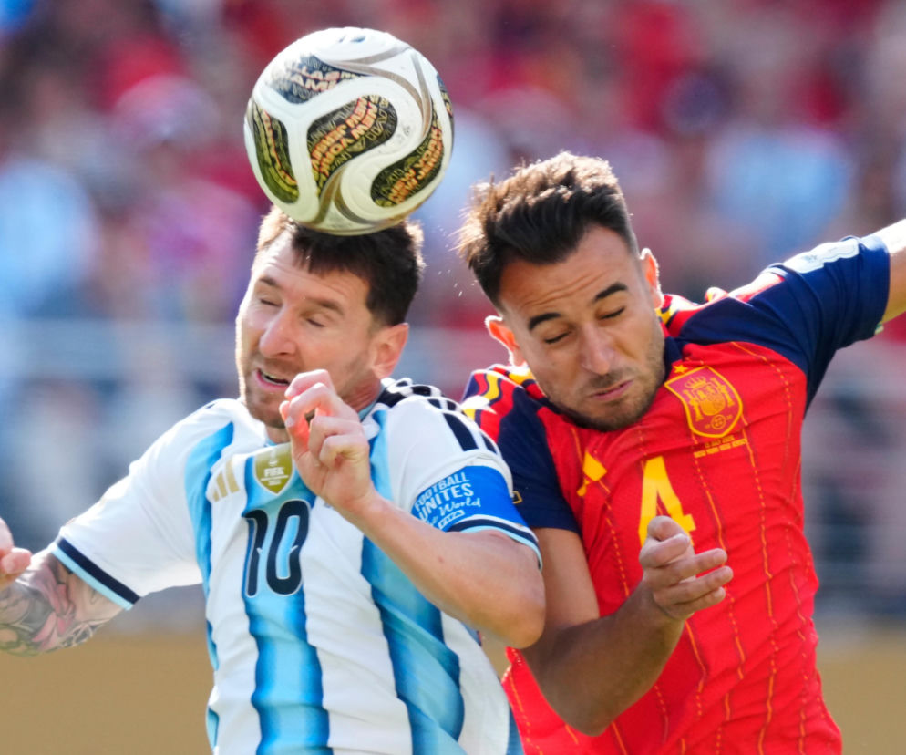 Leo Messi i Marc Cucurella walczą o piłkę w powietrzu. O Drużynie Marzeń MŚ 2026 przeczytasz na SE Supersport.
