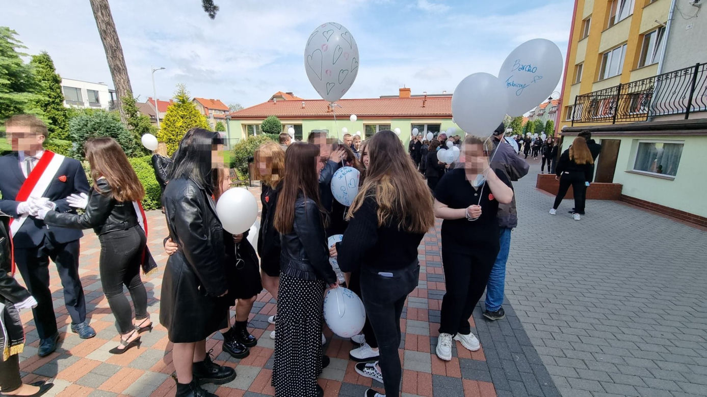 Koledzy żegnają swoją Madzię. "Cześć Jej pamięci!". Łzy, rozpacz i niezrozumienie. Nie tak miał wyglądać koniec roku szkolnego [ZDJĘCIA]
