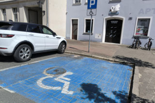 Co z kartami parkingowymi po zmarłych? Radna dostała odpowiedź urzędu