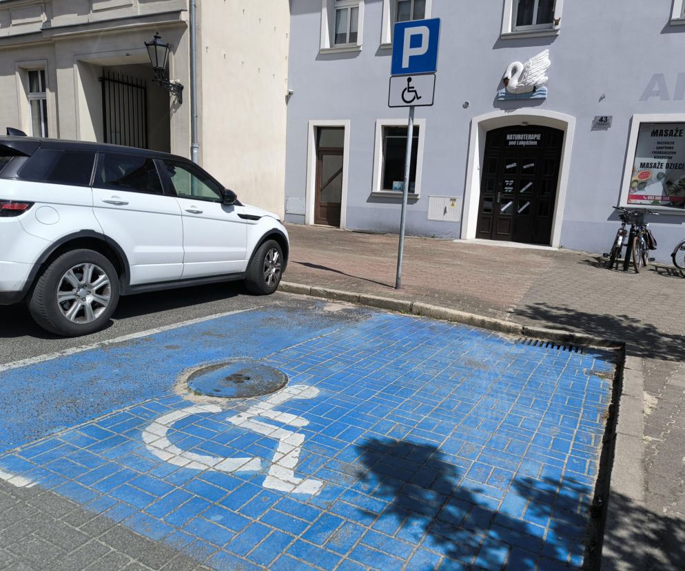 Co z kartami parkingowymi po zmarłych? Radna dostała odpowiedź urzędu